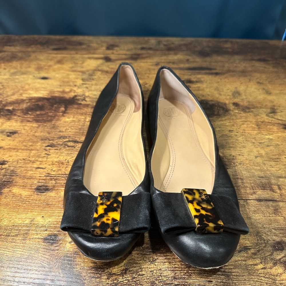 Tory Burch Size 9.5 Tortoise Shell and Suede Bow, Black Leather Flats